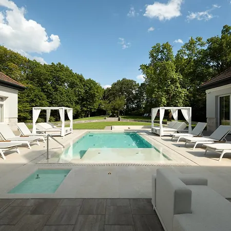 Avalon Luxury Vilă Mişcolţ